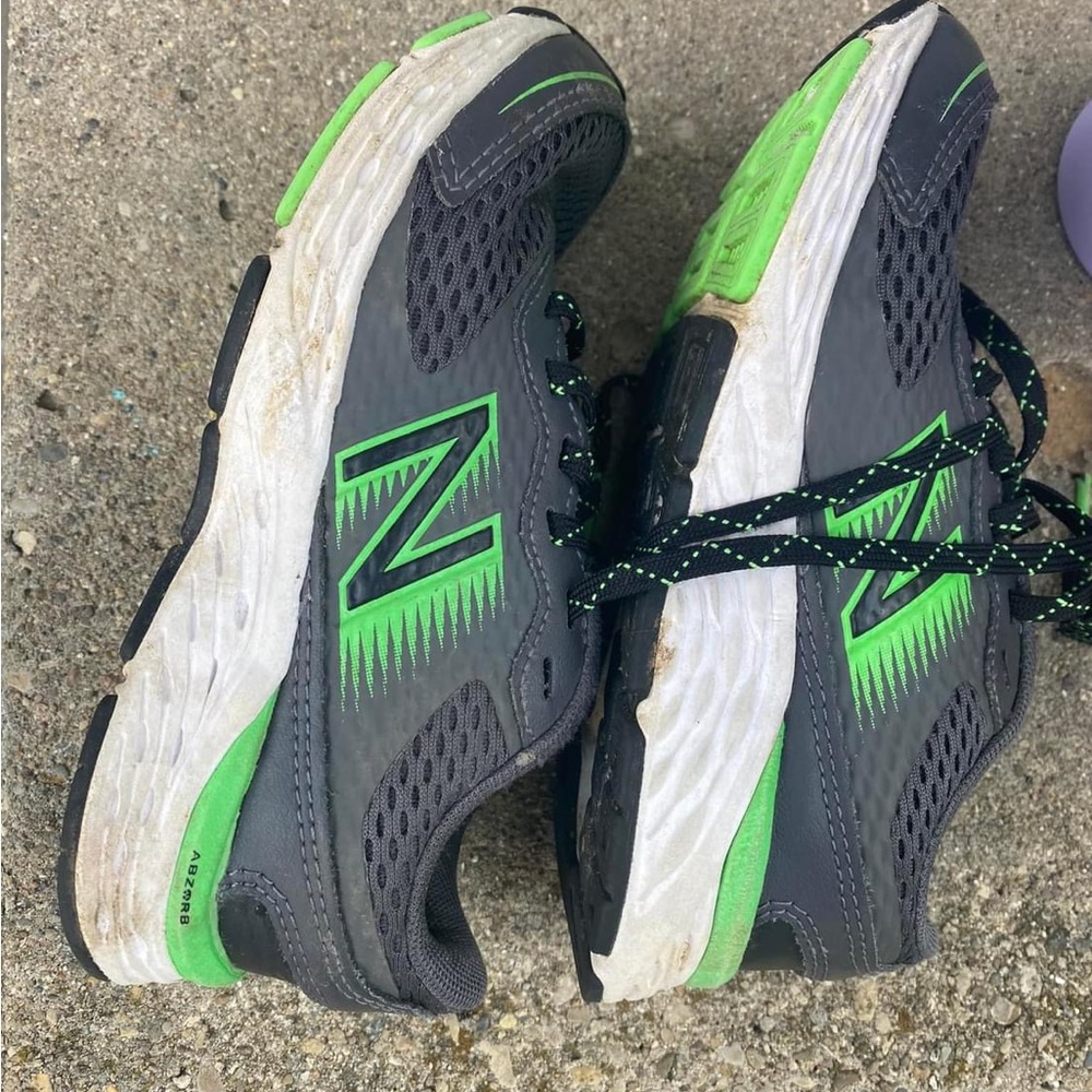 Boys new balance tennis shoes size 13